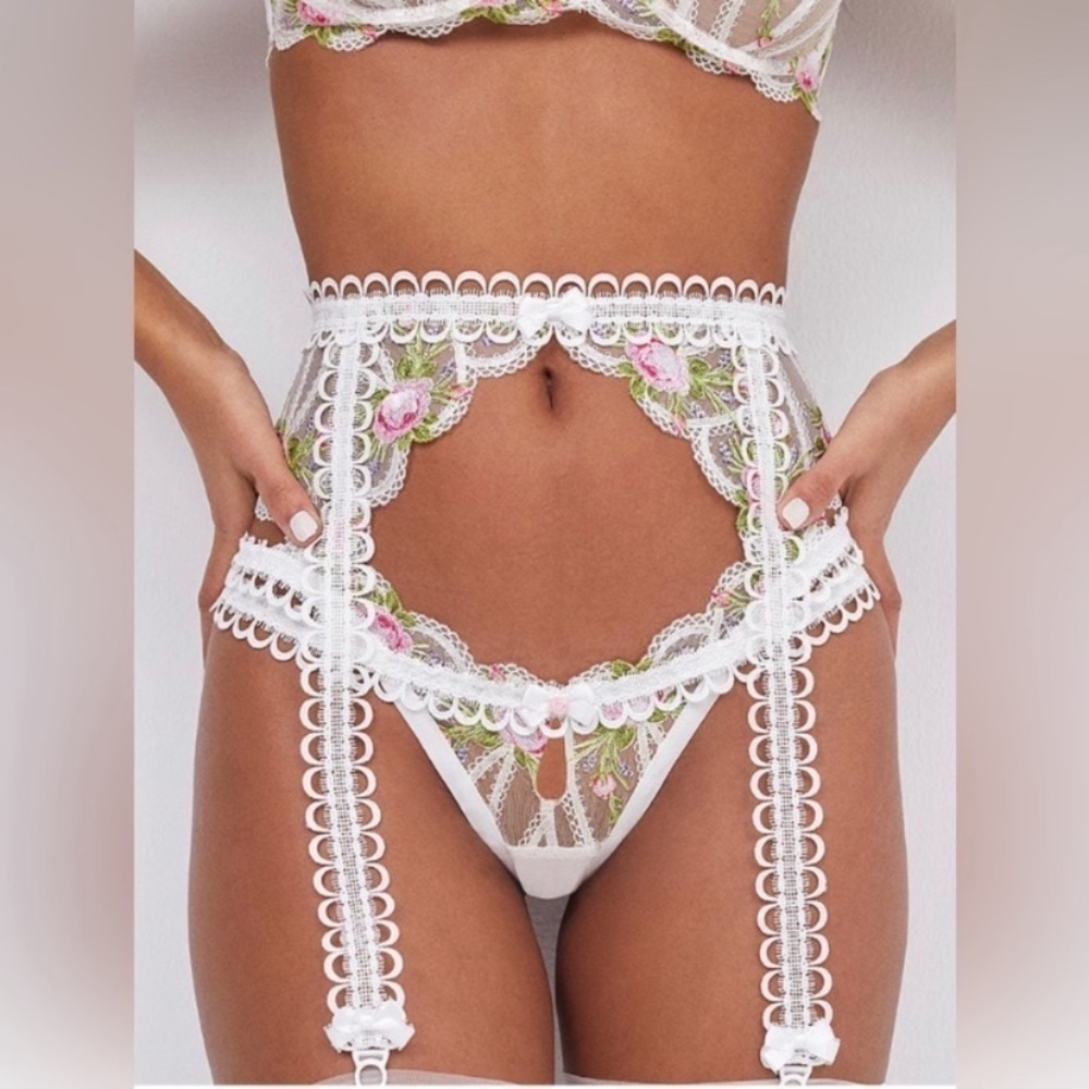 NWOT for love and lemons trellis Rose White garter belt 14270